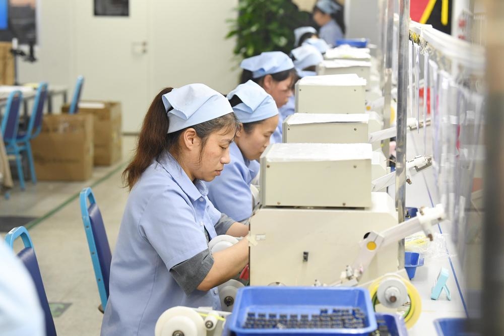 产品出国门，企业生产忙 中国电子产品制造业的新征程